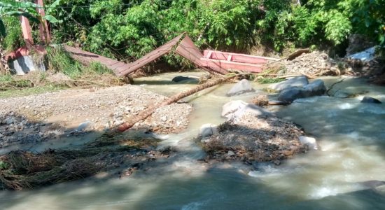 Warga Keluhkan Jembatan Ambruk Di Wai Kalam, Berharap Jembatan Segera Diperbaiki