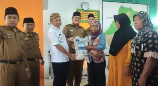 Bupati Dawam Salurkan Bantuan Beras Kepada 98.045 PBP di 24 Kecamatan